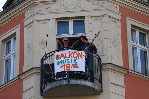 Coronavirus, Balkonkonzert in der Schlaatzstraße in Potsdam