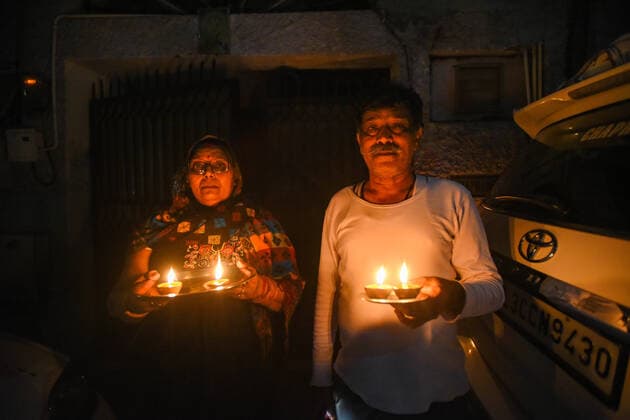 Coronavirus in Indien, Kerzen leuchten als Zeichen der Solidarität in Neu-Delhi