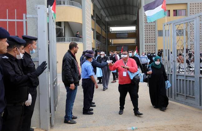 Coronavirus im Gazastreifen, Menschen verlassen Quarantäne-Zentrum in Khan Younis