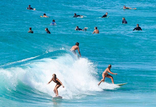 Coronavirus in Australien, Surfer und Badegäste am Duranbah Beach