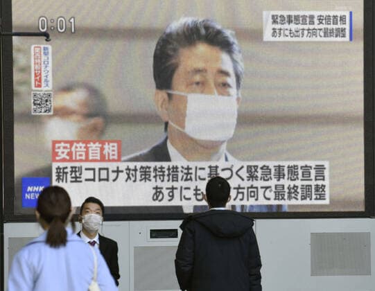 Coronavirus in Japan, Menschen verfolgen Verlautbarungen von Ministerpräsident Shinzo Abe