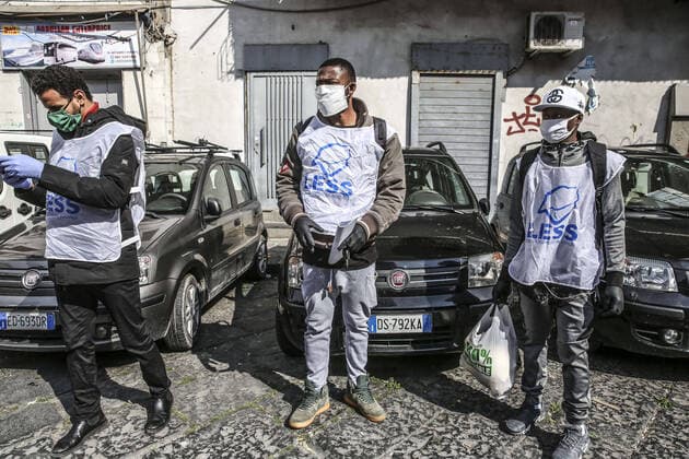 Coronavirus in Italien, Asylsuchende helfen in der Krise