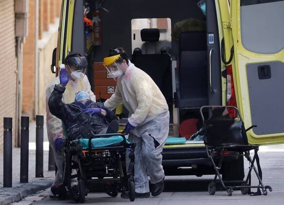 Coronavirus in Spanien, Transport eines Patienten in Barcelona