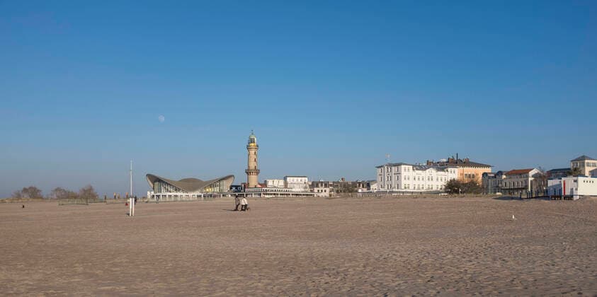 Coronavirus, leerer Ostseestrand in Warnemünde