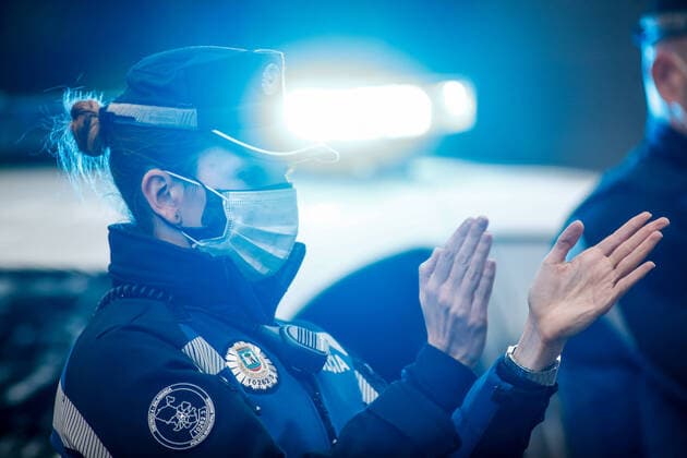 Coronavirus in Spanien, Polizei applaudiert für Mitarbeiter einer Leichenhalle in Madrid
