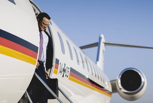 Coronavirus, Jens Spahn auf dem Weg nach Stuttgart