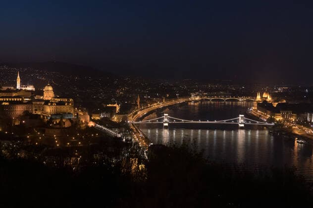 Coronavirus in Ungarn, Bauwerke in Budapest zum Dank an Pflegekräfte illuminiert