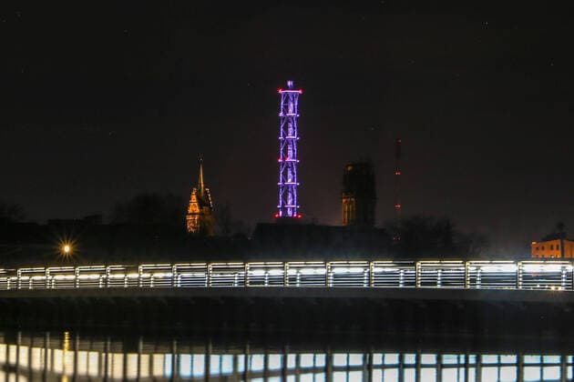 Coronavirus in NRW, Duisburger Stadtwerke Turm zum Dank an Alltagshelden illuminiert