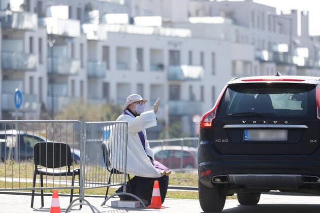 Coronavirus in Polen, Priester verteilt Segen in Drive in Messe in Warschau