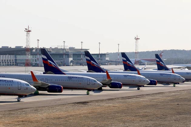 Coronavirus in Russland, Flugzeuge Parken auf dem Flughafen in Krasnojarsk