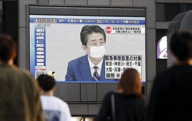Coronavirus in Japan, Menschen verfolgen Verlautbarungen von Ministerpräsident Shinzo Abe