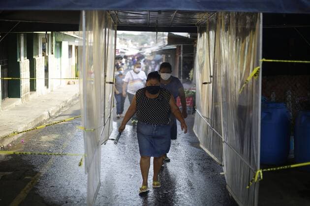 Coronavirus in San Salvador, Desinfektionstunnel für Fußgänger