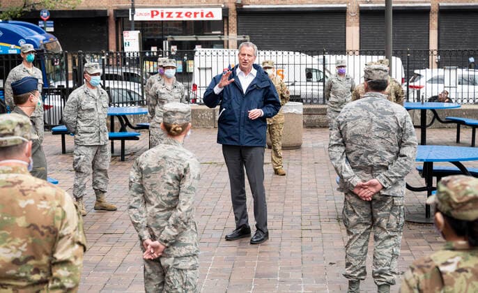 Coronavirus in den USA, Bill de Blasio begrüßt Air-Force-Einheiten in New York