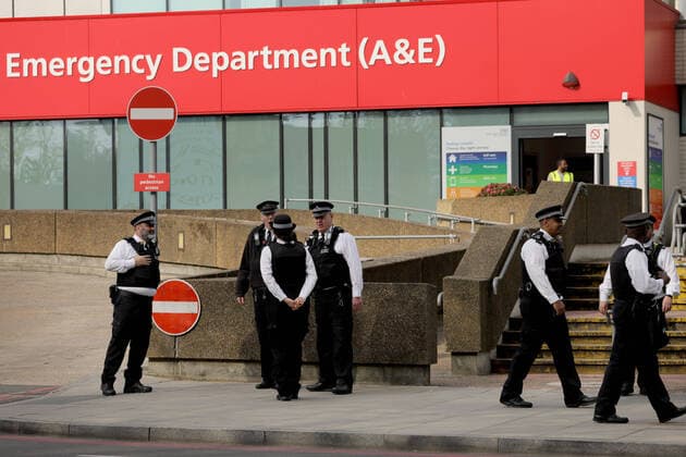 Coronavirus in Großbritannien, Polizeiwachen vor dem St. Thomas Hospital in London
