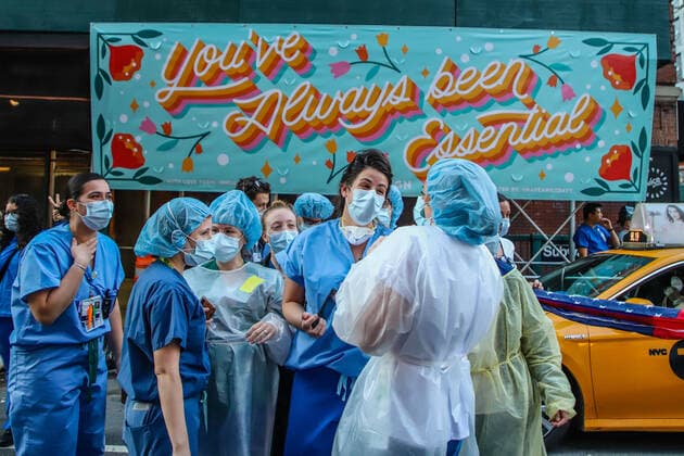 Coronavirus in USA, Mitarbeiter des Gesundheitswesens danken einander