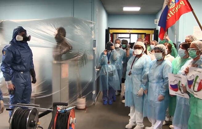 Coronavirus in Italien, russische Schutztruppen während Desinfektions-Maßnahmen in der Lombardei