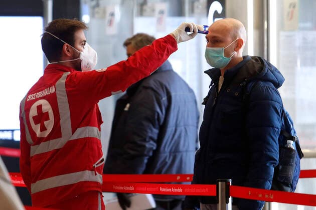 Coronavirus in Italien, Temperaturmessungen bei Reisenden am Bahnhof Termini in Rom