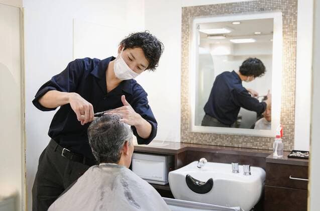Coronavirus in Japan, Geöffneter Frisörsalon in Tokio