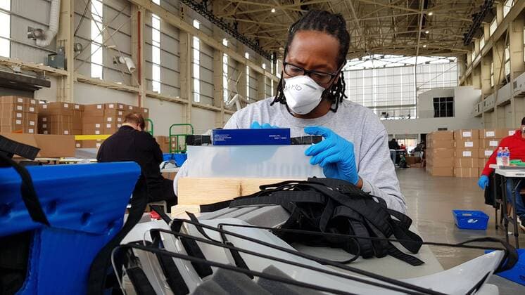 Coronavirus in den USA, Freiwillige nähen Schutzmasken in New York