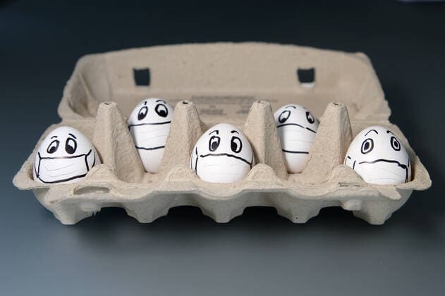 Ostern in Zeiten des Coronavirus, Selbstbemalte Ostereier mit Mundschutz