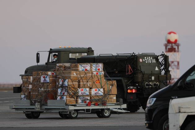 Coronavirus in Kasachstan, medizinische Versorgungsgüter aus China am Flughafen Nursultan