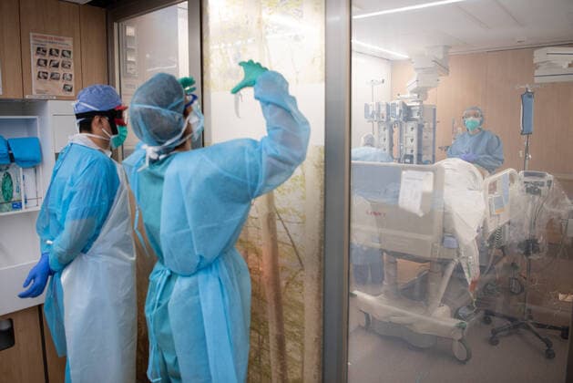 Coronavirus in Spanien, Patienten-Behandlung im Krankenhaus in Barcelona