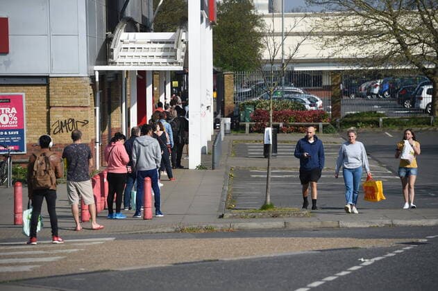 Coronavirus in Großbritannien, großer Andrang vor Supermärkten