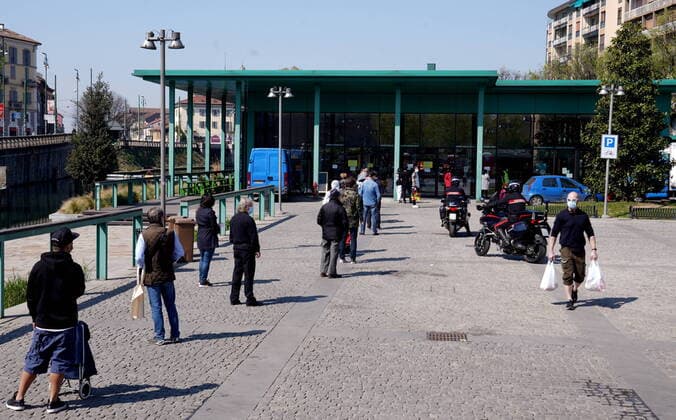 Coronavirus in Italien, Lange Warteschlangen vor Supermärkten in Mailand