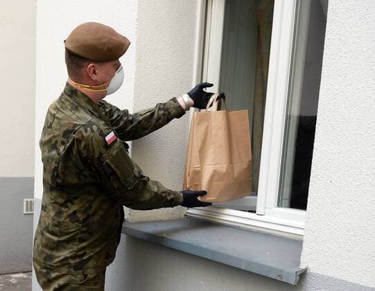 Coronavirus in Polen, Soldaten verteilen Lebensmittel an Bedürftige in Warschau
