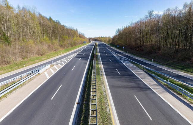 Coronavirus, Menschenleere Autobahn A7 an Karfreitag