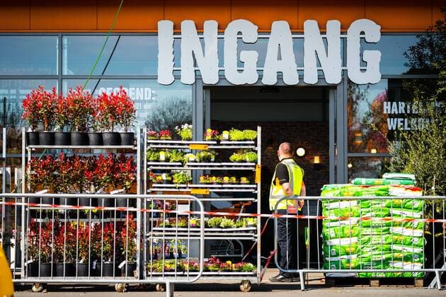 Coronavirus in den Niederlanden, Strenge Einlasskontrollen vor Hornbach-Filiale in Geleen