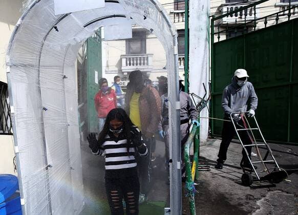 Coronavirus in Ecuador, Desinfektionstunnel in Quito