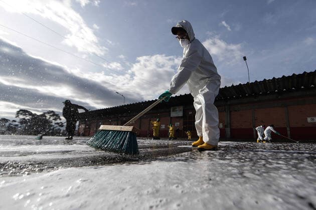 Coronavirus in Kolumbien, Marktplatz in Bogota wird desinfiziert