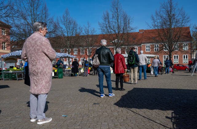 Coronavirus in Potsdam, Abstandhalten auf dem Markt am Bassinplatz