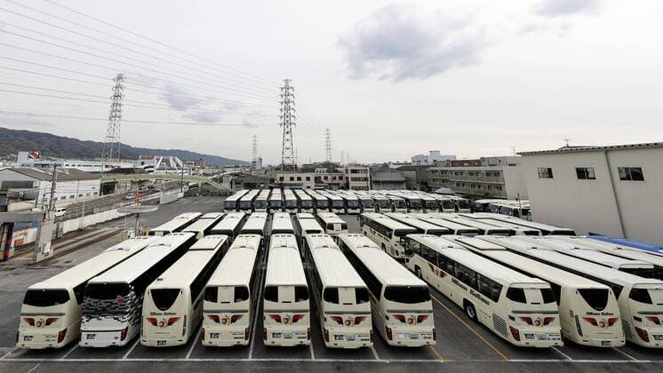 Coronavirus in Japan, Touristenbusse auf Parkplatz in Osaka