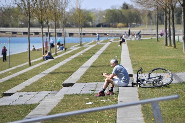 Coronavirus in München, Einhaltung der Ausgangsbeschränkungen im Riemer Park