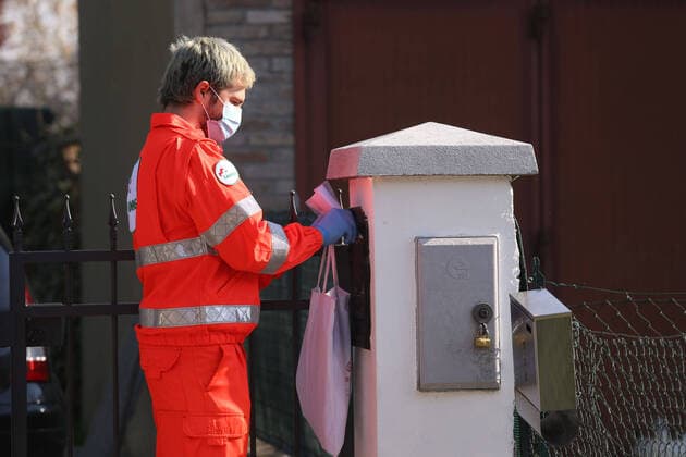 Coronavirus in Italien, Verteilung von Mundschutzmasken an Haushalte in Modena