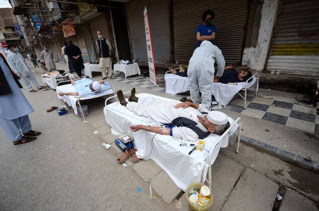 Coronavirus in Pakistan, Blutspende auf offener Straße