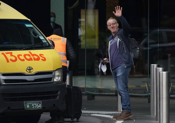 Coronavirus in Australien, Menschen verlassen Quarantäne im Crown Promenade Hotel Melbourne