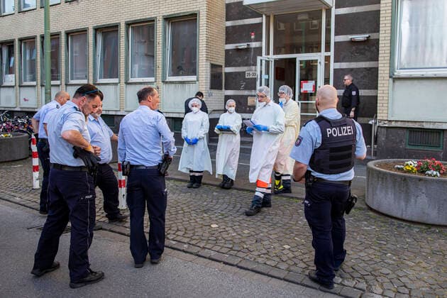 Coronavirus in NRW, Ordnungskräfte in Flüchtlingsunterkunft in Duisburg-Neudorf im Einsatz