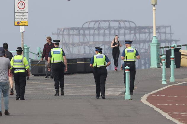 Coronavirus in Großbritannien, Polizei kontrolliert Ausgangsbeschränkungen in Brighton