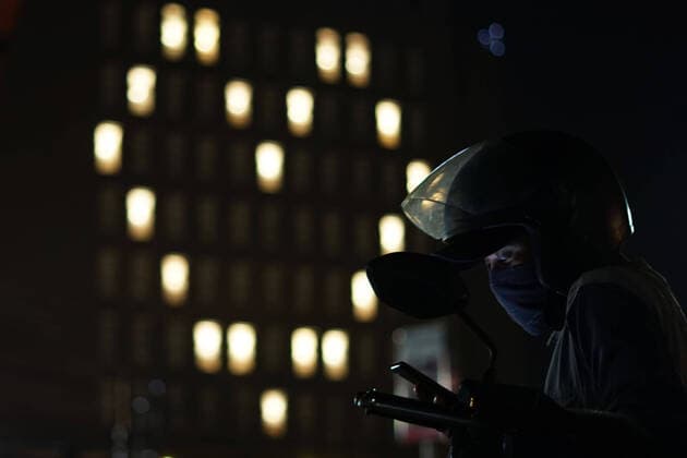 Coronavirus in Indonesien, Hotels zeigen Solidarität mit Lichtinstallationen