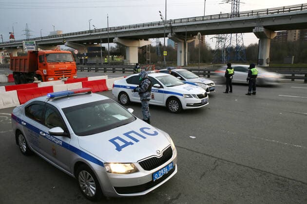 Coronavirus in Russland, Polizei kontrolliert Pendler am Autobahnring