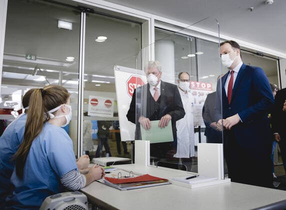 Coronavirus in Hessen, Jens Spahn und Volker Bouffier besuchen Uniklinik Gießen