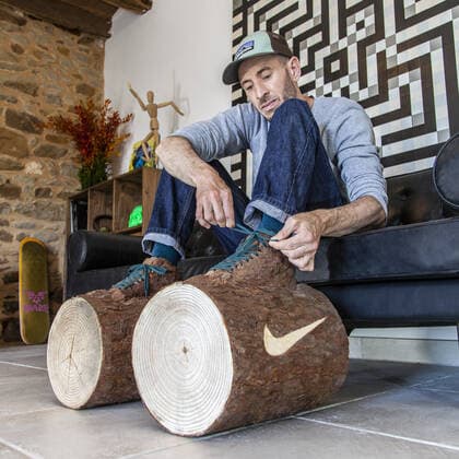 Künstler Monsieur Plant kreiert Coronavirus-Krisensneaker aus Holz - Stay Calm Schuhe