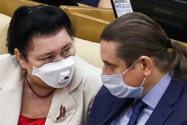 Coronavirus in Russland, Abgeordnete tragen Mundschutzmasken während Duma-Sitzung in Moskau