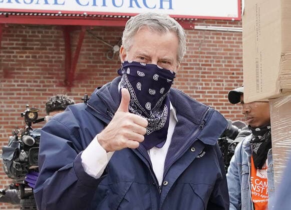 Coronavirus in den USA, New Yorks Bill de Blasio unterstützt The Campaign Against Hunger food pantry