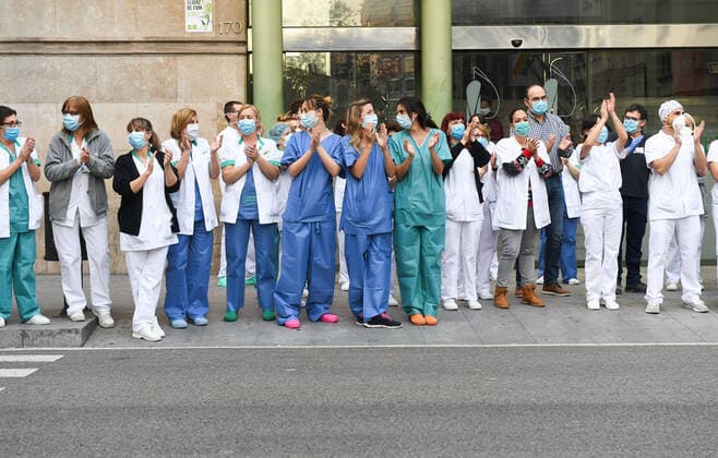 Coronavirus in Spanien, Applaus für Mediziner und Pflegekräfte in Barcelona