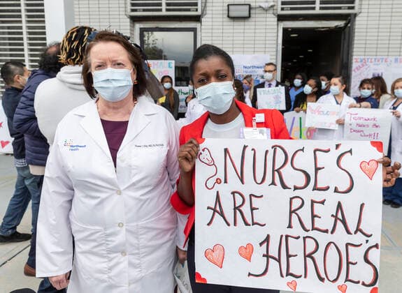 Coronavirus in den USA, Northwell Institute for Nursing begrüßt Krankenschwestern in New York