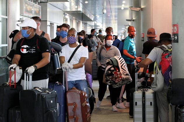 Coronavirus in den USA, Temperatur-Messung bei Passagieren vor Abflug auf dem Flughafen von Miami